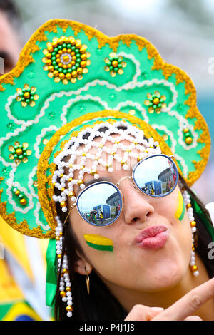 Ein Brasilien fan Zeigt ihre Unterstützung im Vorfeld der FIFA WM Gruppe E Spiel im Stadion St. Petersburg, Russland. Stockfoto