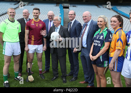 Dublin hurling Manager Pat Gilroy (2. links) ehemalige Kilkenny hurler Henry Shefflin (links) die Europäische Kommissarin für Landwirtschaft und ländliche Entwicklung Phil Hogan (4. links), der Präsident der Europäischen Kommission, Jean-Claude Juncker (Mitte) und Minister für Auswärtige Angelegenheiten Simon Coveney (4. rechts) während des Präsidenten Besuch zum Haus der Gaelic Athletic Association im Croke Park. Stockfoto