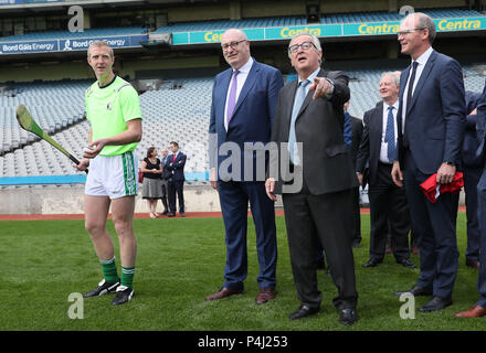 (Von links nach rechts) ehemalige Kilkenny hurler Henry Shefflin, EU-Kommissarin für Landwirtschaft und ländliche Entwicklung Phil Hogan, Präsident der Europäischen Kommission, Jean-Claude Juncker, Minister für Auswärtige Angelegenheiten Simon Coveney während des Präsidenten, der Heimat der Gaelic Athletic Association im Croke Park besuchen. Stockfoto