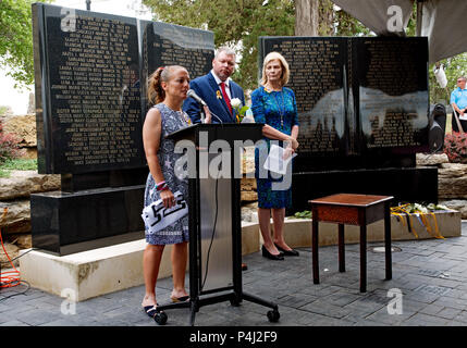 Emporia Kansas, USA, Juni 21, 2018 Natalie Hixon, die jüngere Schwester von Chris Hixon die Erschlagenen Athletic Director bei Majory Stoneman Douglas High in Parkland, Florida die Laudatio für Ihr Bruder während der Einweihung an der Nationalen gefallenen Pädagogen Gedenkstätte auf dem Emporia State University Campus heute. Hinter ihr sind Darryl Johnson und Deborah Cornelison Stockfoto