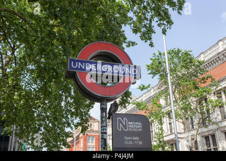 Die Londoner U-Bahn Schild in der Nähe des Natural History Museum Stockfoto