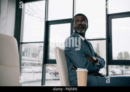 Im mittleren Alter Afrikanische amerikanische Geschäftsmann am Flughafen warten Stockfoto