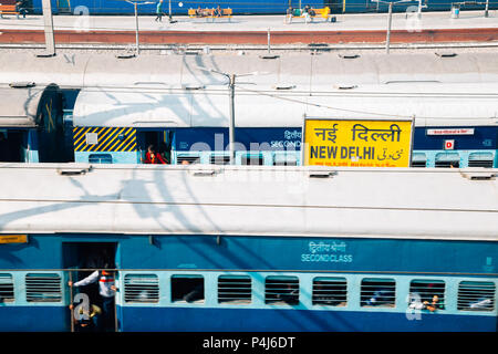 Delhi, Indien - 25. November 2017: Bahnhof Neu Delhi Plattform Stockfoto