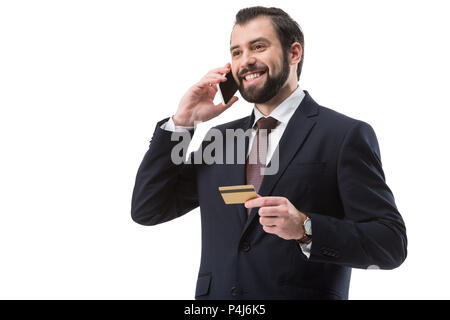 Geschäftsmann mit Kreditkarte sprechen auf dem Smartphone, isoliert auf weißem Stockfoto