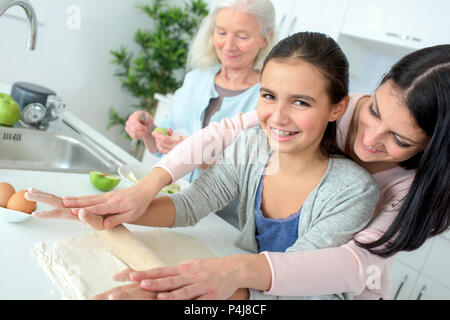 Mädchen Spaß haben Backen mit ihrer Großmutter und Mutter Stockfoto