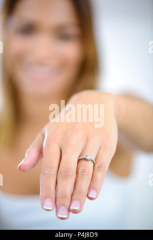 Verlobungsring auf Frau hand Stockfoto