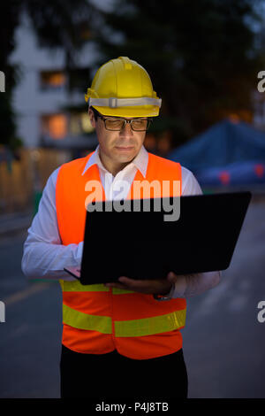 Schönen persischen Mann Bauarbeiter auf der Baustelle sitzen Stockfoto