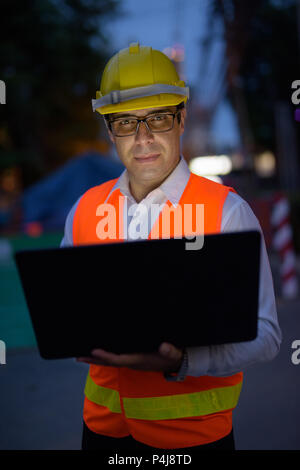 Schönen persischen Mann Bauarbeiter auf der Baustelle sitzen Stockfoto