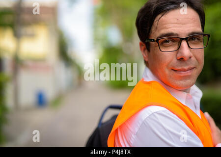 Schönen persischen Mann Bauarbeiter auf der Baustelle sitzen Stockfoto