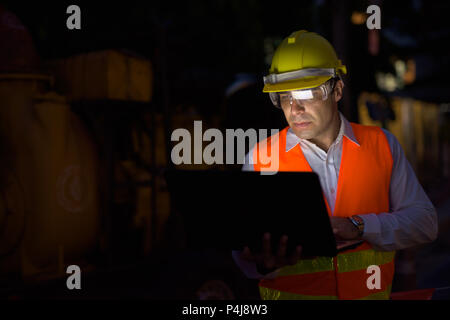 Schönen persischen Mann Bauarbeiter auf der Baustelle sitzen Stockfoto