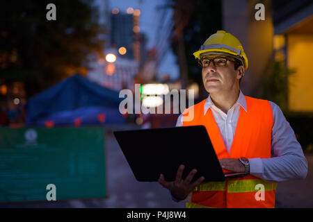 Schönen persischen Mann Bauarbeiter auf der Baustelle sitzen Stockfoto