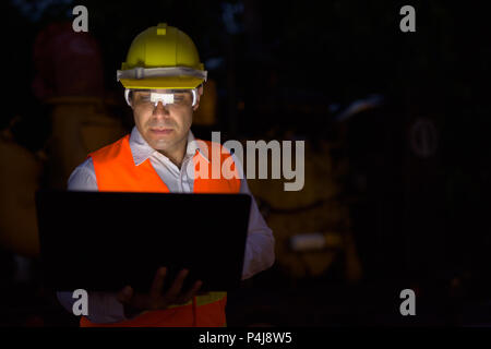 Schönen persischen Mann Bauarbeiter auf der Baustelle sitzen Stockfoto