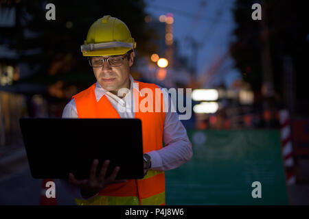 Schönen persischen Mann Bauarbeiter auf der Baustelle sitzen Stockfoto