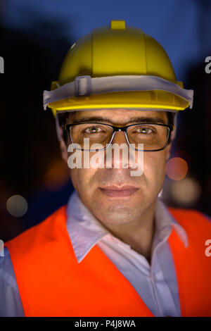 Schönen persischen Mann Bauarbeiter auf der Baustelle sitzen Stockfoto