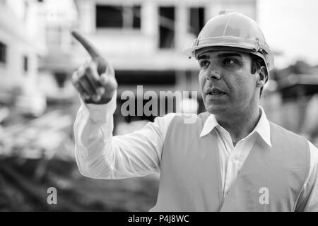 Schönen persischen Mann Bauarbeiter auf der Baustelle sitzen Stockfoto