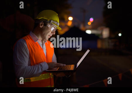 Schönen persischen Mann Bauarbeiter auf der Baustelle sitzen Stockfoto