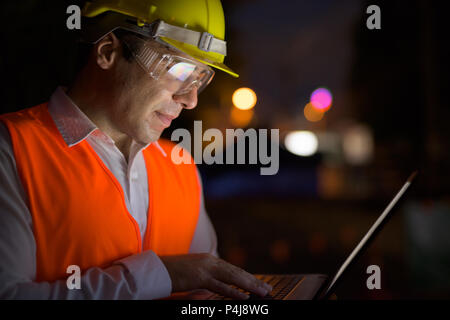 Schönen persischen Mann Bauarbeiter auf der Baustelle sitzen Stockfoto