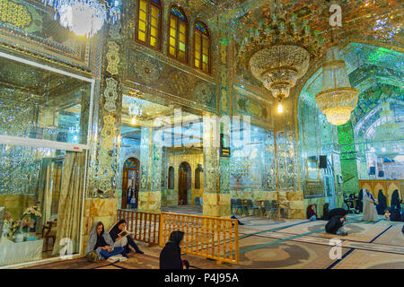 Shiraz, Iran - 25. März 2018: Innenraum der gespiegelten Mausoleum von Sayyed Alaeddin Hossein Stockfoto