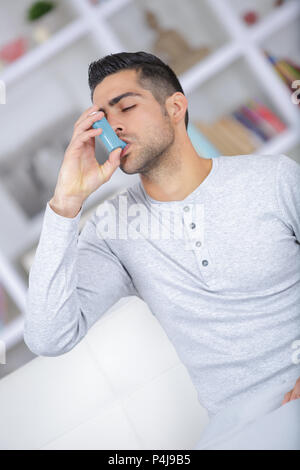 Close-up von jungen Menschen mit Asthma Inhalator Stockfoto