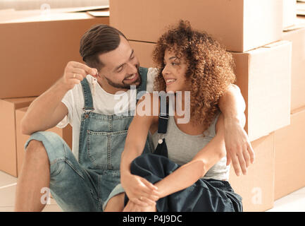 Gerne neue Mieter sitzen in der Nähe von Kartons Stockfoto