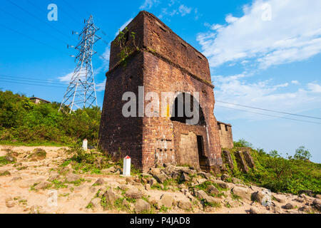 Alte Gebäude an der Quan Hai Van Pass in Danang City in Vietnam. Stockfoto