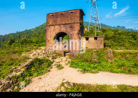 Alte Gebäude an der Quan Hai Van Pass in Danang City in Vietnam. Stockfoto