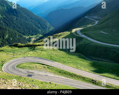 Die transfagarasan, kurvenreiche Straße durch die grünen Berge, Rumänien Stockfoto