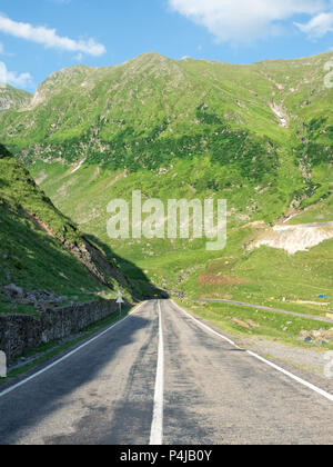 Straße durch die grünen Berge der Karpaten, Rumänien Stockfoto