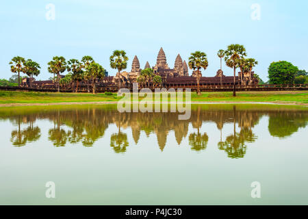 Angkor Wat Tempel in Siem Reap in Kambodscha bei Sonnenuntergang. Angkor Wat ist das größte religiöse Monument der Welt. Stockfoto