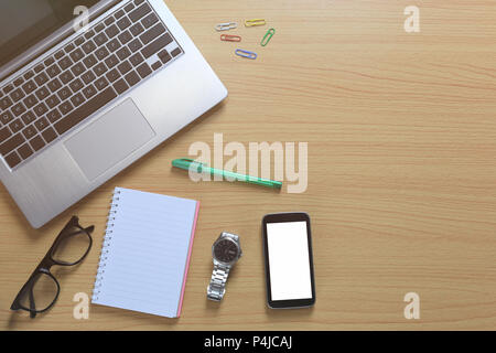 Laptop in der Nähe eines leeren Notebook und Smartphone auf einem braunen Parkettboden und kopieren Sie haben Raum für Design in ihrer Arbeit. Stockfoto