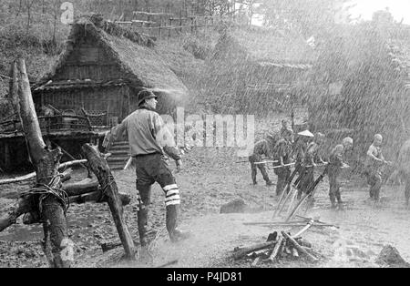 Original Film Titel: SHICHININ NO SAMURAI. Englischer Titel: Sieben Samurai, die. Film Regie: Akira Kurosawa. Jahr: 1954. Stars: Akira Kurosawa. Credit: TOHO/Album Stockfoto