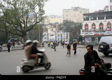 Street Scene mit Mopeds und Leute, Hanoi, Vietnam Stockfoto