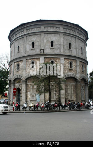 Rundes Gebäude mit Motorräder außerhalb, Hanoi, Vietnam Stockfoto