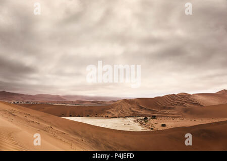 Luftaufnahme von hohen roten Sanddünen in der Namib Wüste, in den Namib-Naukluft Nationalpark Namibias Stockfoto