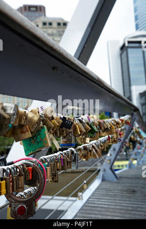 Brücke voller bunter Liebe Schlösser mit einigen Namen geschrieben. Die meisten von Ihnen alt aussehen und Vintage Stockfoto
