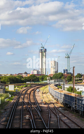 Die sich verändernden Skyline von Woking, Surrey: Bahnstrecken in Turmdrehkrane und das neue Hochhaus Victoria Square Stadtzentrum Sanierung führen. Stockfoto