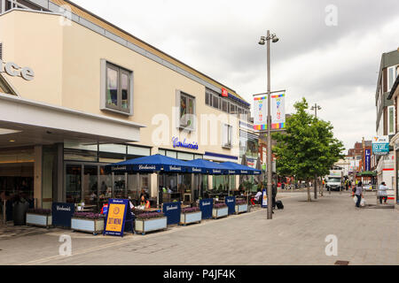 Carluccio's Restaurant in kommerzieller Weise, einer Fußgängerzone im Stadtzentrum von Woking, einer Stadt in Surrey, Südosten, England, Grossbritannien Stockfoto