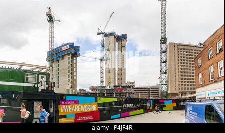 Kerne von neuen Gebäuden auf der Baustelle des gemischte Verwendung Victoria Square Shopping Center große Entwicklungsprojekt, Woking, eine Stadt in Surrey, Südosten, England, Grossbritannien Stockfoto