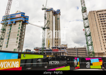 Kerne von neuen Gebäuden auf der Baustelle des neuen gemischte Verwendung Victoria Square Shopping Centre, ein grosses Entwicklungsprojekt in Woking, einer Stadt in Surrey, Südosten, England, Grossbritannien Stockfoto