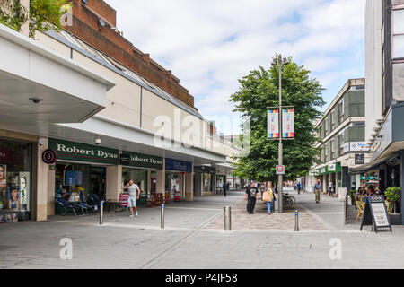 Fußgängerzone und Geschäfte, darunter Robert Dyas in kommerzieller Weise, Woking Stadtzentrum, einer Stadt in Surrey, Südosten, England, Grossbritannien Stockfoto