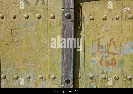 Detail alte Tür in Jemen Al Hamra Village in Oman im Nahen Osten Stockfoto