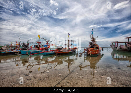 Fischerdorf auf Koh Samui, Thailand. Viele Fischerboote Moore Stockfoto