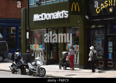 Eine Steckdose von Fast Food amerikanische Hamburger franchise McDonalds in Kentish Town, nördlich von London. Stockfoto