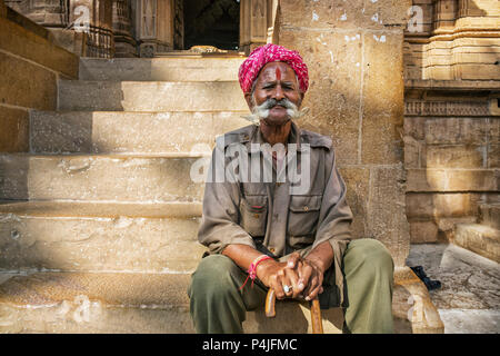 Jaisalmer, Rajasthan, Indien. Nahaufnahme, Porträt einer Rajasthani alter Mann bei Jaisalmer Schuß Stockfoto