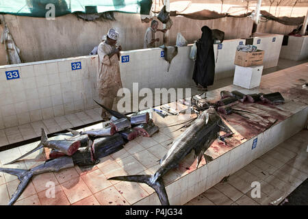 Muscat, Oman. Fischmarkt an Muttrah, Altstadt von Muscat, Oman. Mehrere Thunfisch und andere Fische auf Ständen. Stockfoto