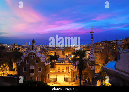 Park Güell in Barcelona, Spanien in der Nacht. Die Skyline von Barcelona. Stockfoto