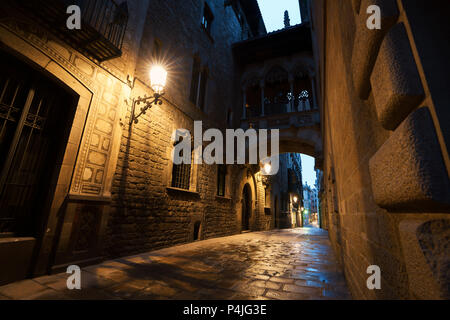 Barri Gotische Viertel und die Seufzerbrücke in der Nacht in Barcelona, Katalonien, Spanien. Stockfoto