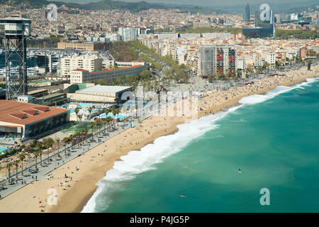 Luftaufnahme von Barcelona, Barceloneta Strand und Mittelmeer im Sommer Tag in Barcelona, Spanien. Stockfoto