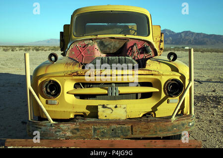 Alten, verlassenen, ausgeschlachtet, Gelb 1954 International Harvester R-110-Serie pick up. Wonder Valley, in der Nähe von Joshua Tree, Mojave, Kalifornien, USA Stockfoto