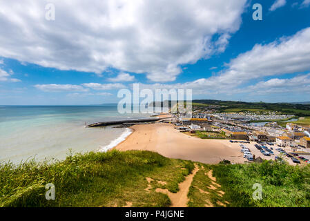 BRIDPORT, Dorset, Großbritannien - 6 May 2018: West Bay, von den Klippen in den Osten gesehen. Stockfoto